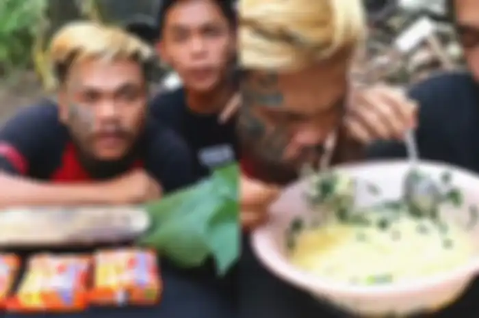 YouTuber Indonesia jadi sorotan media asing geraga mukbang mie rebus pakai daun ini hingga halusinasi 3 hari.