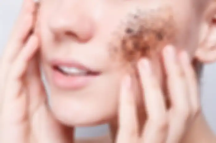 ilustrasi memakai face scrub untuk bersihkan pori-pori