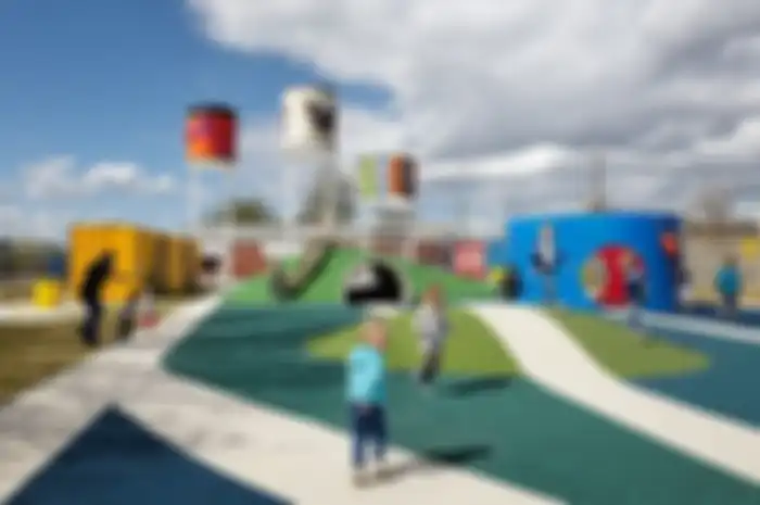 Tempat bermain anak yang penuh warna di Railpark Yard, Rogers, Chicago. 