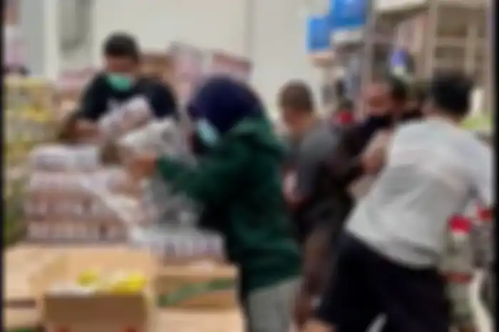 Tangkapan layar video konsumen berebut susu beruang di sebuah supermarket. 