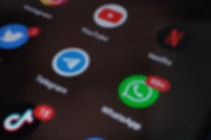 Ilustrasi aplikasi pesan instan WhatsApp dan Telegram 