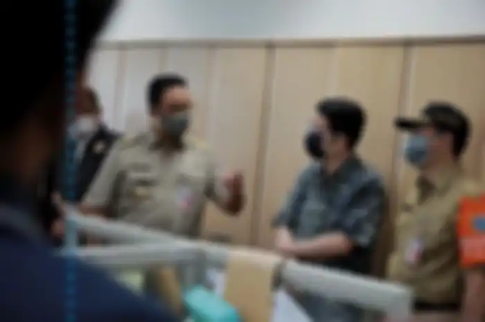 Anies Baswedan saat mensidak perkantoran di Jakarta 