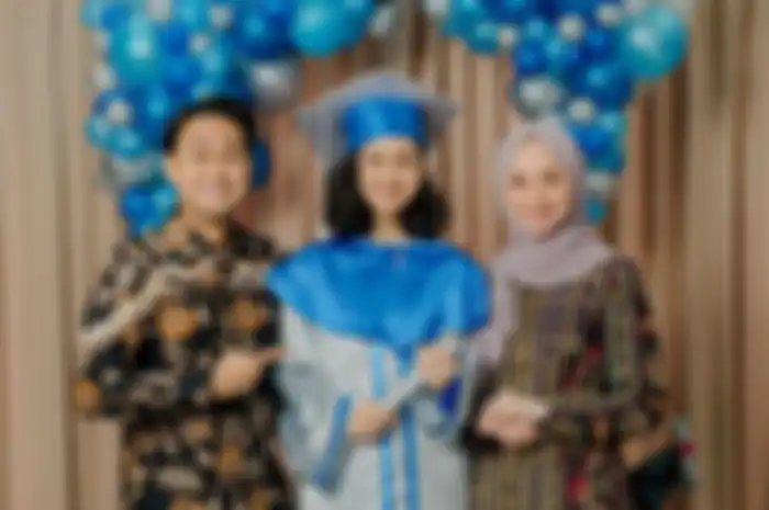 Asila Maisa bersama kedua orang tuanya saat acara kelulusannya.