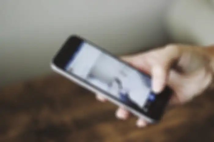 Alasan masuk akal kenapa pasangan sering cek hape kamu.