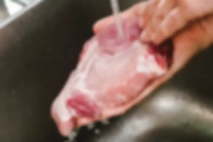 Bahaya cuci daging mentah bagi kesehatan