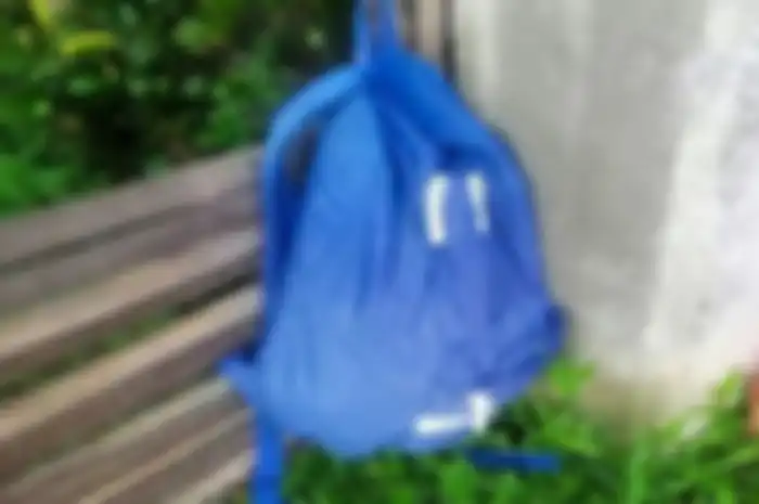 Ransel yang tergantung di depan rumah seorang wanita dan ternyata isinya membuat syok