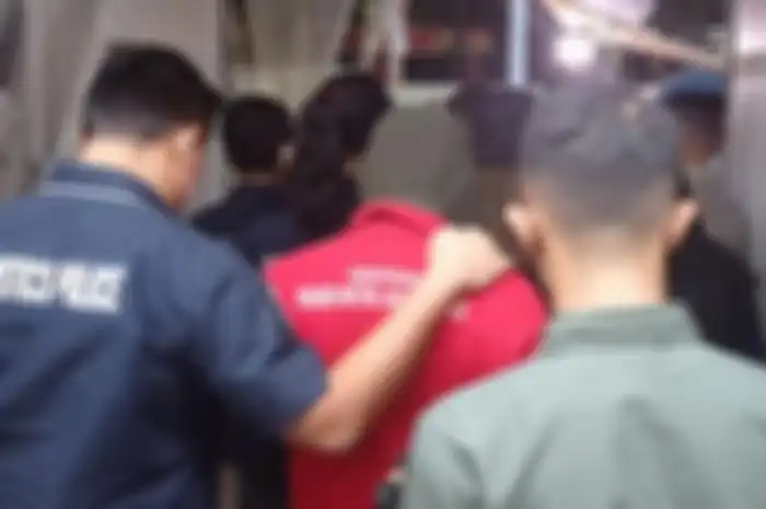 Foto sopir Nia Ramadhani memakai baju tahanan beredar. Di depannya, Ardi Bakrie juga memakai baju tahanan warna merah.