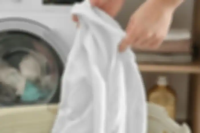 Iseng Gunakan Sabun Cuci Piring untuk Cuci Kemeja Putih, Hasilnya Bikin Girang Ibu-ibu Se-Indonesia!