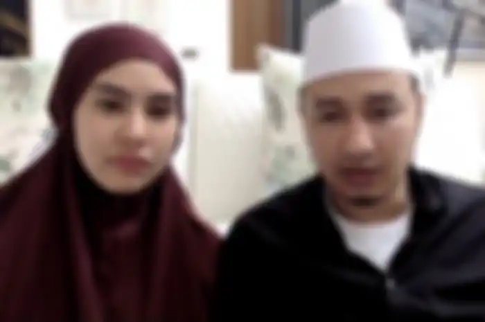 Kartika Putri membagikan kabar duka. Istri Habib Usman bin Yahya ini kehilangan sosok tercinta karena Covid-19