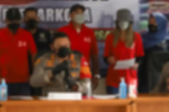 Nia Ramadhani, Ardi Bakrie, dan supirnya ZN di Polres Metro Jakarta Pusat, Sabtu (10/7/2021) 