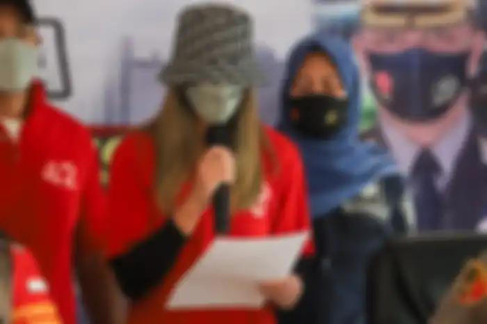 Nia Ramadhani saat dihadirkan di hadapan wartawan di Polres Metro Jakarta Pusat, Sabtu (10/7/2021).
