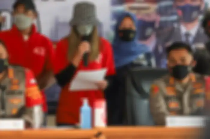 Nia Ramadhani saat dihadirkan di hadapan wartawan di Polres Metro Jakarta Pusat, Sabtu (10/7/2021).
