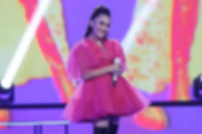 Ayu Ting Ting manggung pakai mic sendiri