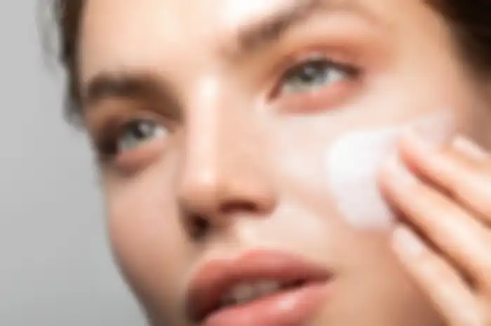 Ilustrasi kulit berminyak pakai skincare pagi
