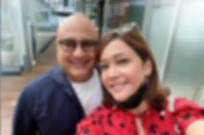Lontarkan gombalan maut untuk Irwan Mussry, Maia Estianty pamer foto kecup manja nan mesra sang suami.