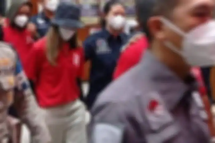 Nia Ramadhani dan Ardi Bakrie pakai baju tahanan 