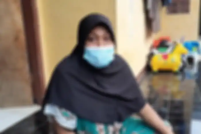 Dahyana, istri Muslim saat ditemui di kediamannya di kawasan RT 2 RW 2 Desa Suradita, Cisauk, Tangerang, Sabtu (10/7/2021). 