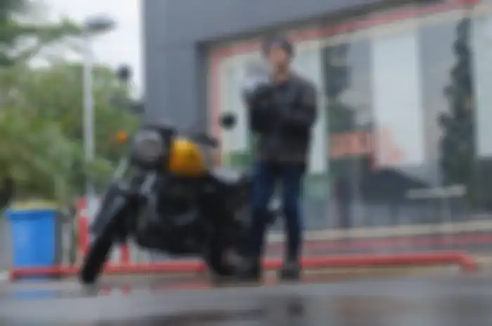 Bisma 'SM*SH' Karisma dan sepeda motornya.