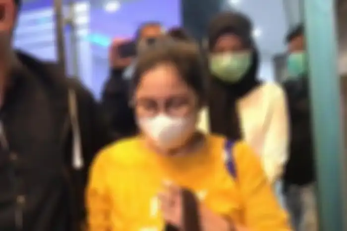 Dokter Lois keluar dari ruang penyidik Ditreskrimsus Polda Metro Jaya, Senin (12/7/2021) pukul 18.58 WIB.