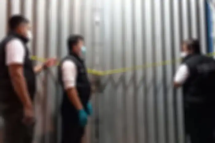 Polisi menutup sebuah gudang obat milik PT. ASA pada Jumat (9/7/2021) lantaran kedapatan menimbun obat-obatan yang digunakan dalam penanganan Covid-19. Gudang berlokasi di Jalan Peta Barat, Kalideres, Jakarta Barat.