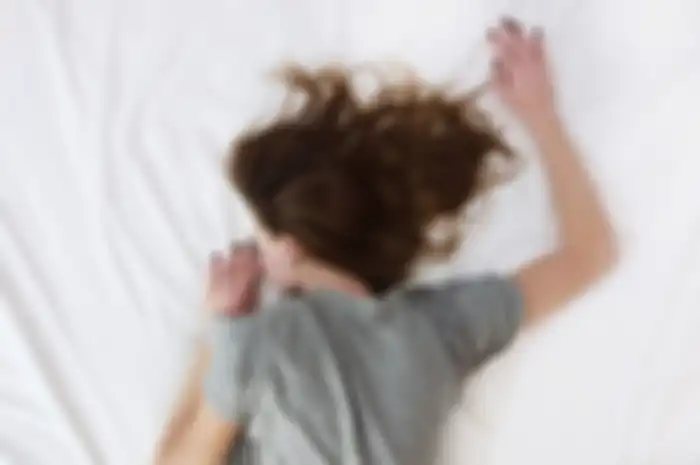 Dampak buruk tidur dengan rambut basah