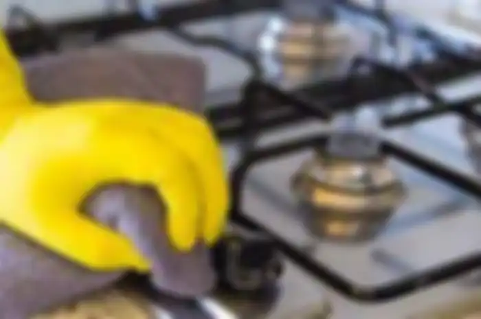Saking Kinclongnya, Kompor Gas di Rumah Akhirnya Bisa Bersih Lagi, Modalnya Cuma Pakai 2 Bahan Dapur Ini Saja!