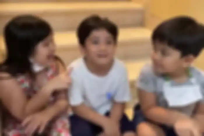 Rafathar (tengah) bersama sepupunya Caca (kiri) dan Areeq (kanan)