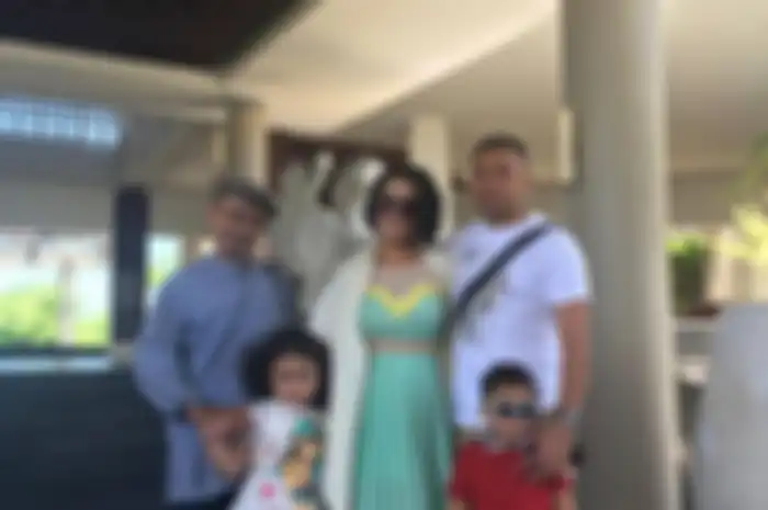 Amora Lemos mengunggah foto hitam putih melalui akun Instagram pribadinya. Ia menjerit histeris setelah mendapat kabar duka.