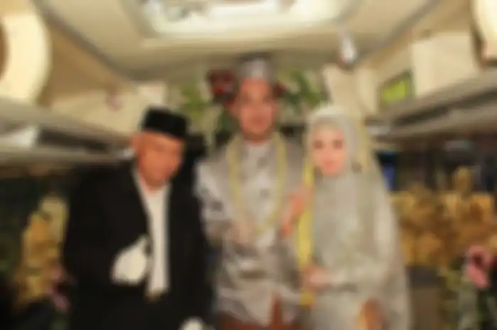 Prosesi pernikahan di dalam bus dilangsungkan oleh pasangan pengantin Titin Rachmatul Ummah (23) dan Angga Hayu Joko Siswoyo (26), Minggu (11/7/2021). (Tribunnews/Istimewa)