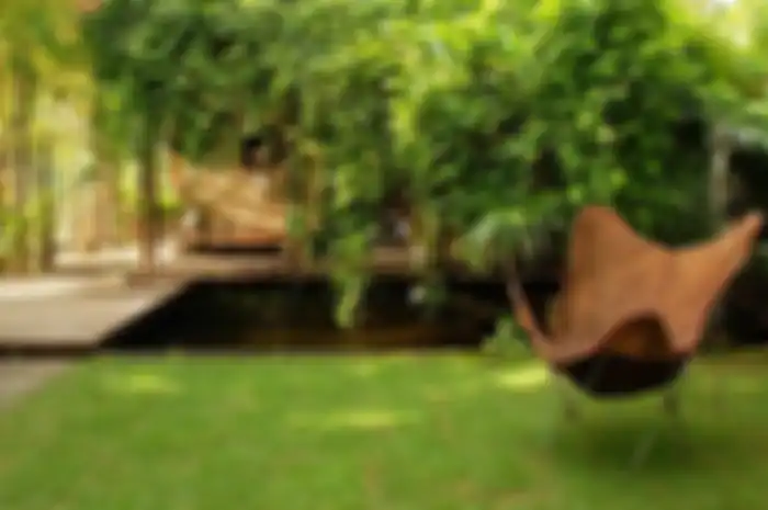 Ilustrasi taman dengan hamparan rumput dan pepohonan hijau nan segar.