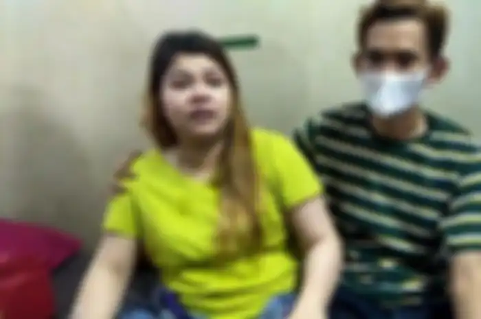 Amriana (baju kuning) korban diduga penganiayaan oleh oknum Satpol PP Gowa saat operasi PPKM mikro. Ia disebut tak mengandung oleh petugas medis. Ia lalu mengaku, tukang urut lah yang menyebut dirinya tengah hamil. 