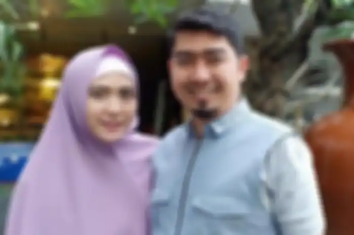 Ustaz Solmed dan istri, April Jasmine