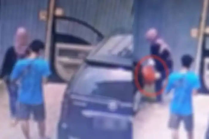 Aksi nekat seorang wanita yang membuang bayi terekam kamera CCTV