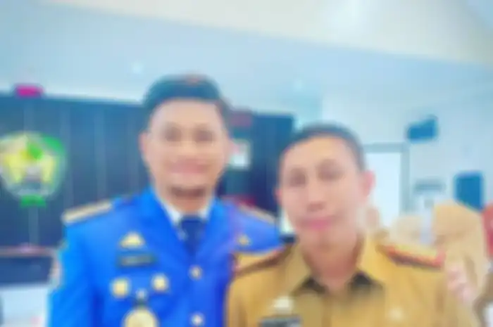 Oknum Satpol PP yang memukul wanita hamil, Mardani Hamdan, saat berfoto bersama Bupati Gowa, Adnan Purichta Ichsan.