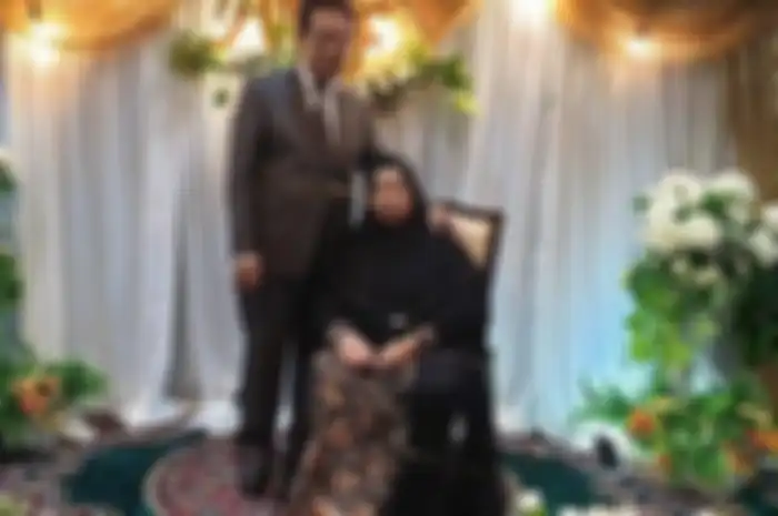 Anwar Fuady dan istrinya, Farida Cosim