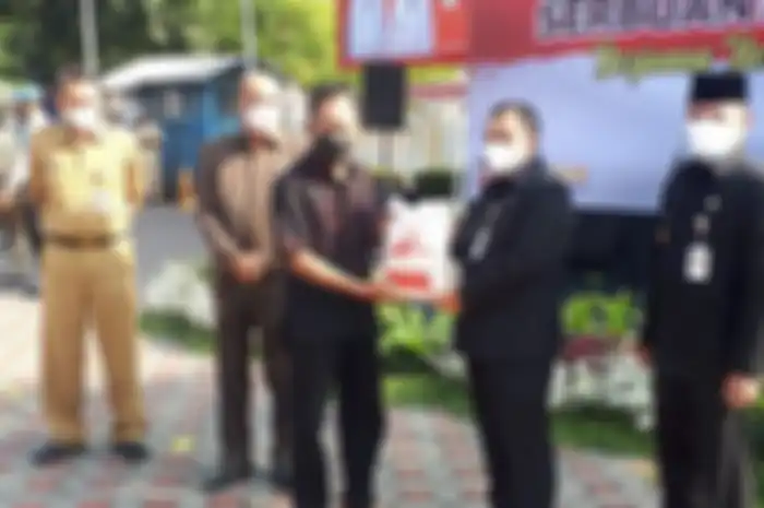 Ketua DPRD Jateng menyampaikan bantuan dari gajinya