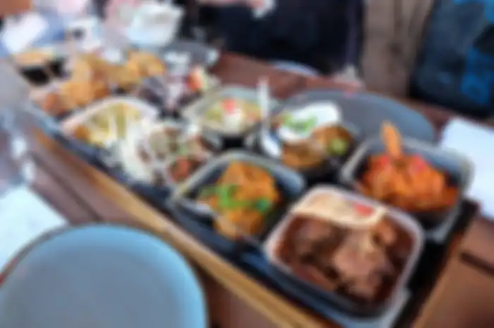 Konsep penyajian makanan rijsttaffel yang termasuk Budaya Indis, akulturasi antara Belanda dan pribumi. 