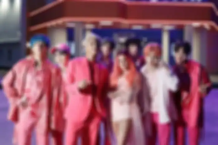 Boyband asal Korea Selatan BTS berpose dengan penyanyi AS Halsey di lokasi shooting video musik Boy With Luv.