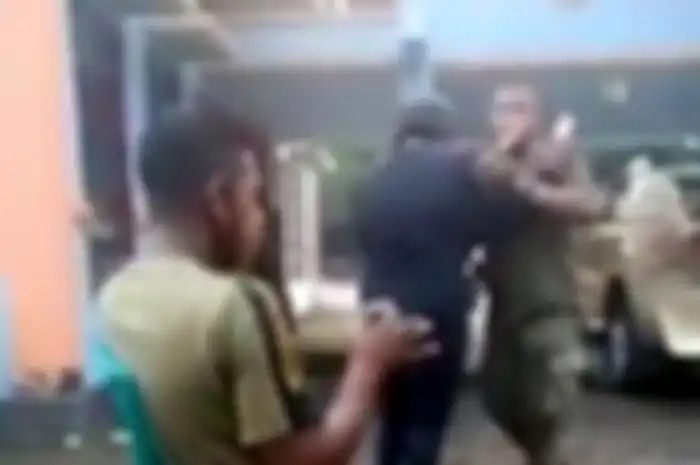 sebanyak 28 oknum anggota Satuan Polisi Pamong Praja (Satpol PP) di Kabupaten Ende, Nusa Tenggara Timur, asyik berpesta minuman keras (miras).