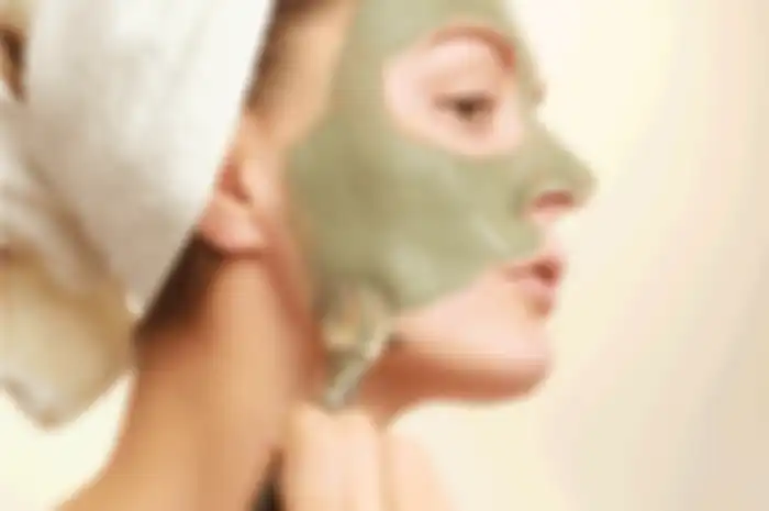 Ilustrasi memakai clay mask 