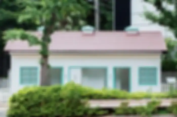 Toilet dengan desain rumah tahun 40'an yang dirancang oleh desainer asal Jepang, Nigo. 