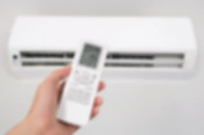 lustrasi pendingin ruangan atau AC (air conditioner), menyalakan AC. 