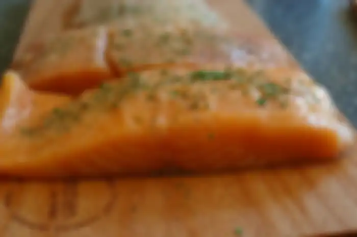 Ikan salmon yang mengandung vitamin D dan E.