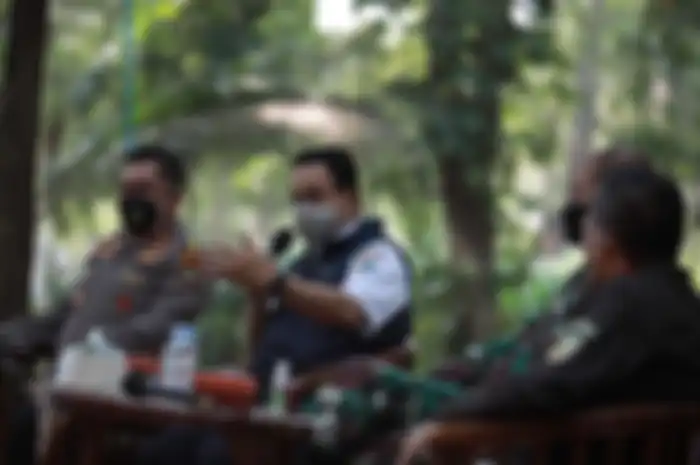 Gubernur DKI Jakarta Anies Baswedan menerapkan PPKM Level 4 di wilayah Ibu Kota. Fotografer pun telan pil pahit. 