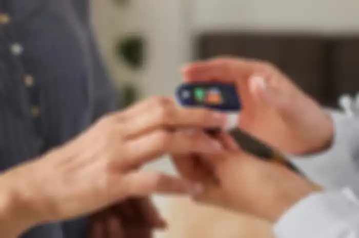 Mengukur nilai saturasi oksigen dalam darah dengan menggunakan oximeter.