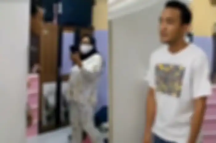 Pria digerebek istri sah usai kepergok berduaan dengan wanita lain di dalam kamar