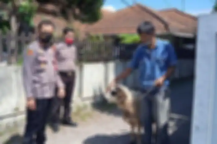 Kapolsek Garut Kota Kompol Deden Mulyana (kiri) saat menyerahkan domba untuk kurban kepada Yadi Supardi (kanan).