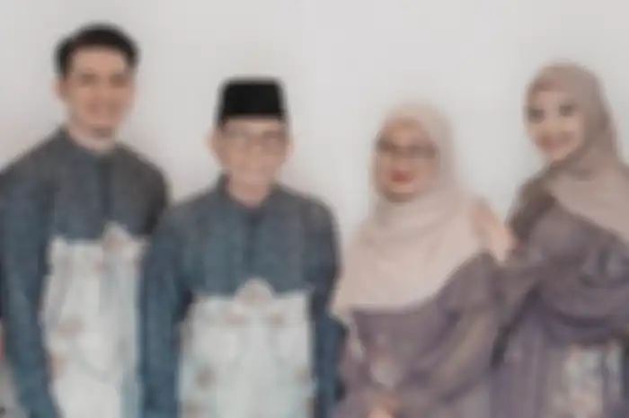Kenangan Irwansyah bersama kedua orangtuanya dan Zaskia Sungkar. 