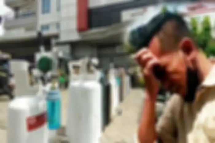 Shiri menangis saat mengantre oksigen, di Jalan Veteran, Kota Pontianak, Kalbar, Kamis (22/7/2021) siang. Rupanya ia mendapat kabar ibunya yang membutuhkan oksigen sudah meninggal. 
