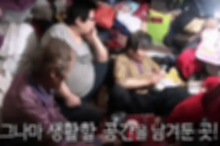 Inilah Choi (paling kiri), anak, dan istrinya ketika mereka tinggal di salah satu sudut rumah mereka yang dipenuhi sampah yang dikumpulkan Choi selama 10 tahun terakhir.(SBS via Oddity Central)